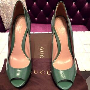 Gucci green patent leather peeptoe pump sz 40